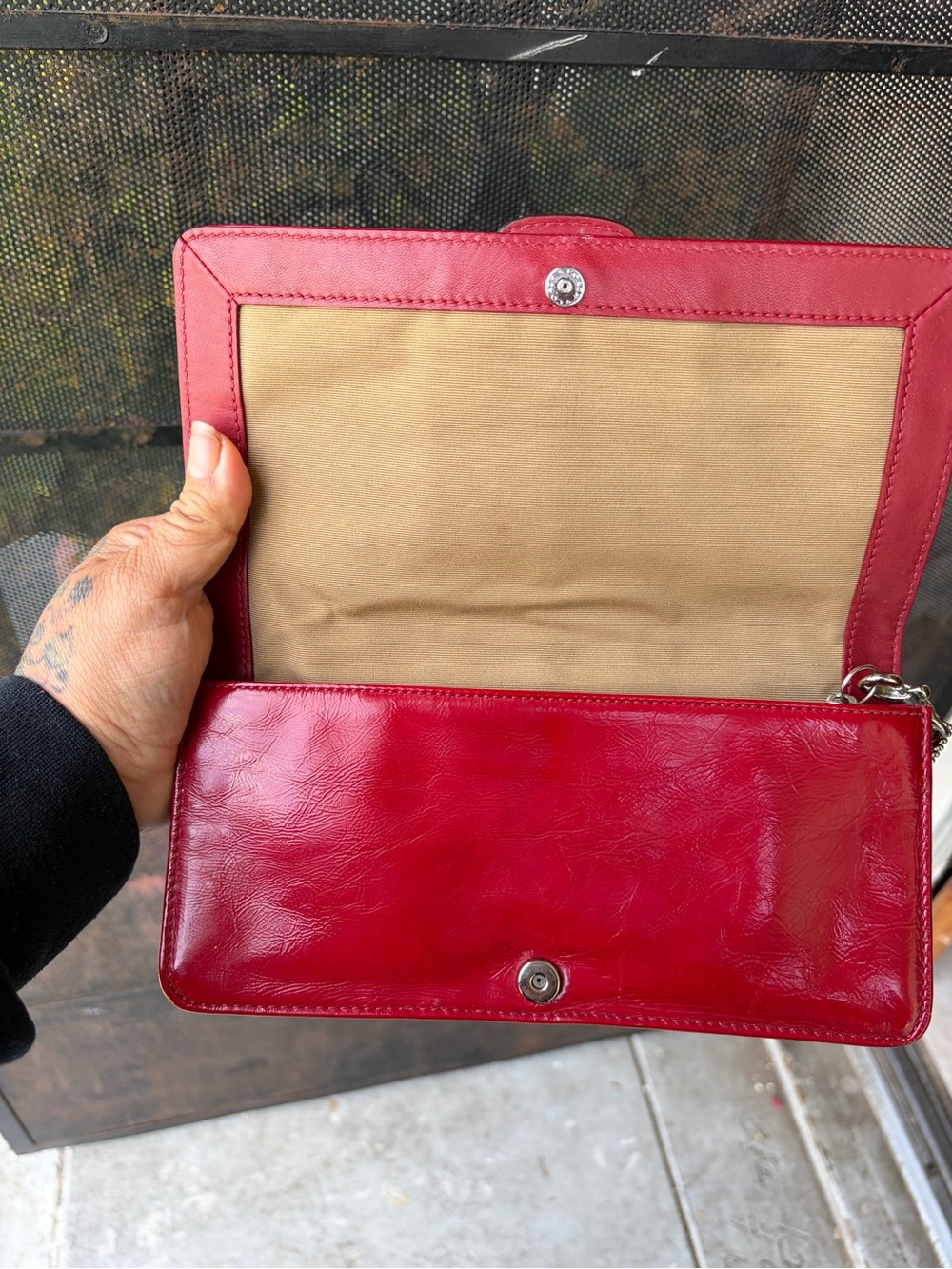 Gorgeous Y2k Candy Red Glossy Coach Crimson Patent Leather Buckle Wristlet Walle - Picture 3 of 10